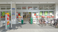 スギ薬局　桜本町店の入口