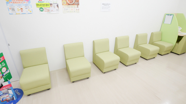 スギ薬局　桜本町店の待合スペース