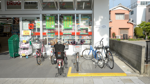 スギ薬局　桜本町店の駐輪場