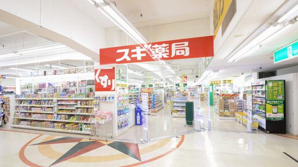 スギ薬局　本山店の入口