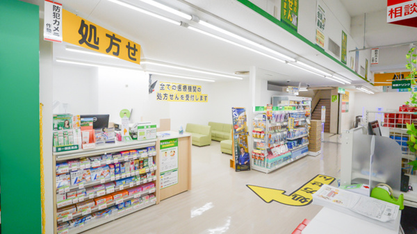 スギ薬局　本山店の入口