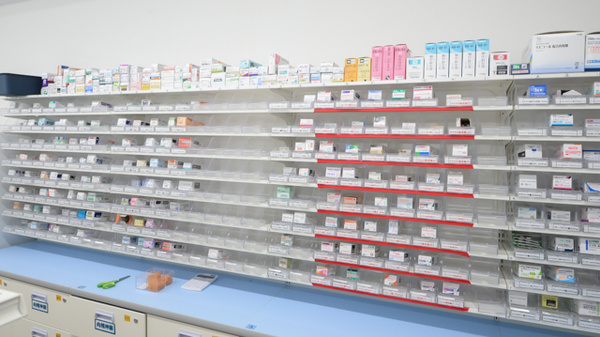 スギ薬局　本山店の薬棚