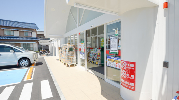 スギ薬局　別名店の入口