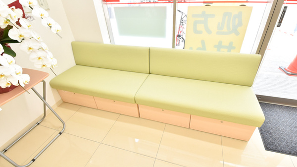 スギ薬局　木川東店の待合スペース