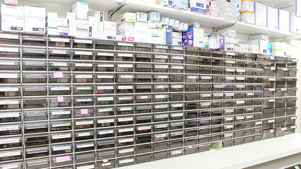 しんわ薬局　府中警察署前店の薬棚