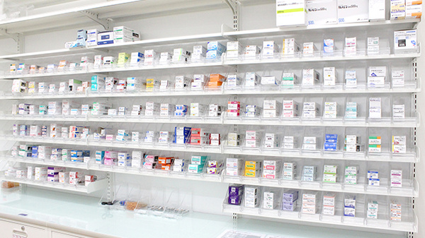 セキ薬局　新河岸店の薬棚