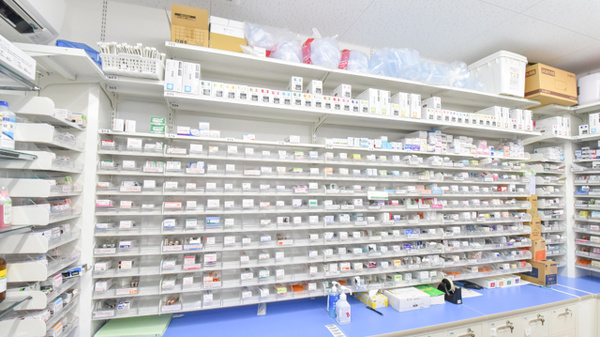 調剤薬局ツルハドラッグ盛岡大館町店の薬棚