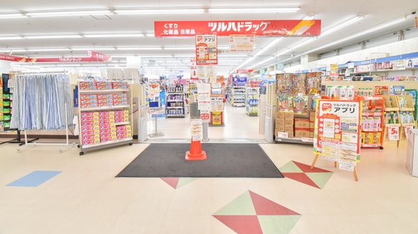 調剤薬局ツルハドラッグ北10条店の入口