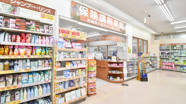 調剤薬局ツルハドラッグ北10条店の入口
