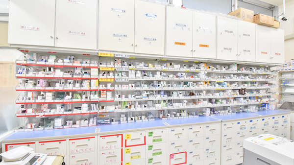 調剤薬局ツルハドラッグ江頭エーザイ店の薬棚