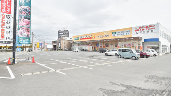 調剤薬局ツルハドラッグ江頭エーザイ店の駐車場