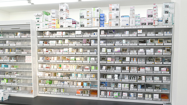 レデイ薬局馬越店の薬棚