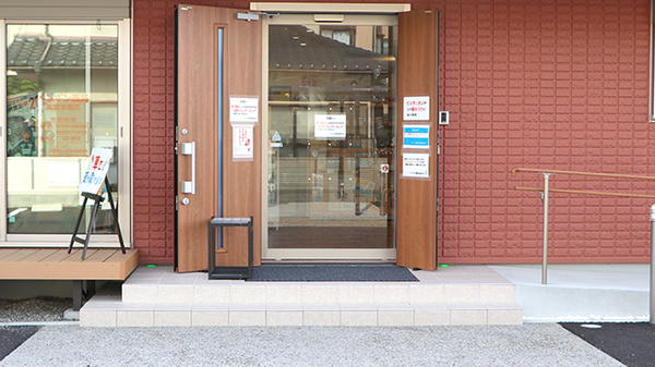 ペンギン薬局　高富本町店の入口