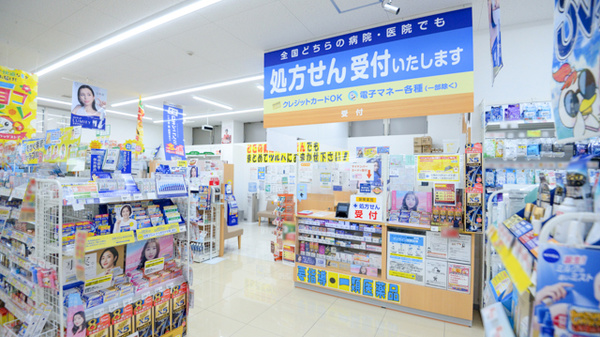 調剤薬局ツルハドラッグ又穂店の入口