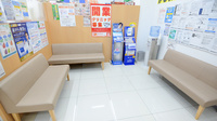 調剤薬局ツルハドラッグ又穂店の待合スペース