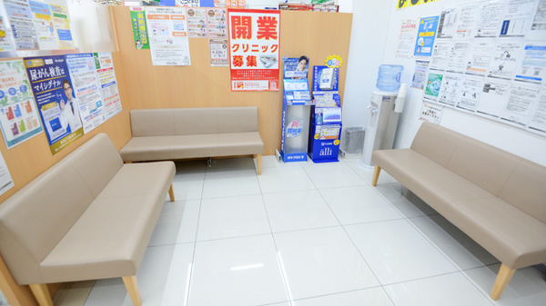 調剤薬局ツルハドラッグ又穂店の待合スペース