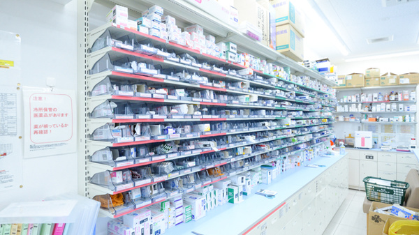 調剤薬局ツルハドラッグ又穂店の薬棚