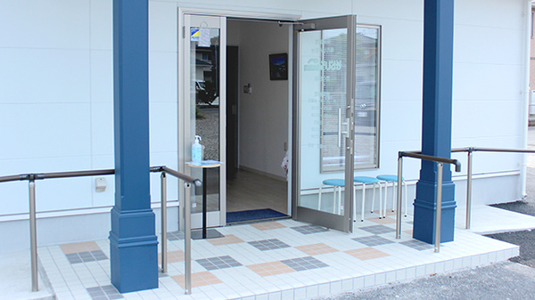 そらいろ調剤薬局　間々田店の入口
