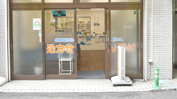 中川薬局　三鷹駅前2号店の入口