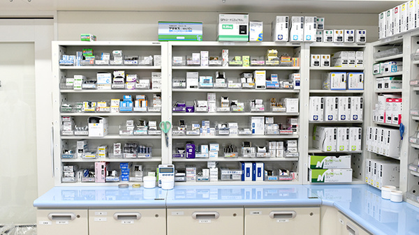 おうだ調剤薬局の薬棚