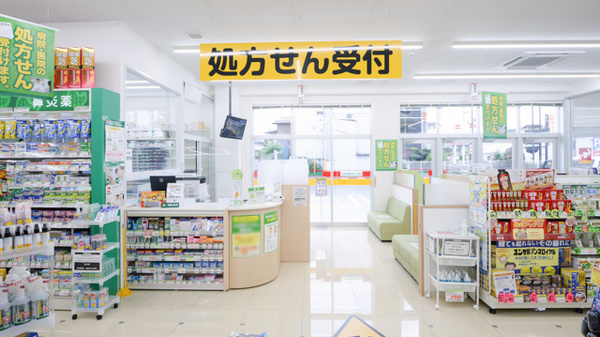 スギ薬局　武生中央店の入口
