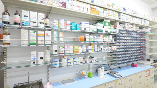 スギ薬局　武生中央店の薬棚