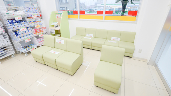 スギ薬局　金沢大手町店の待合スペース