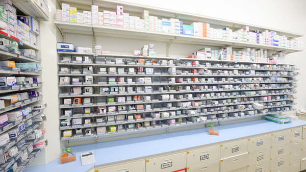 スギ薬局　金沢大手町店の薬棚