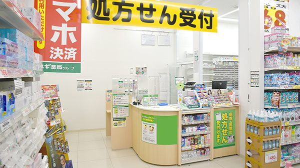 スギ薬局　フジモール吹上店の入口
