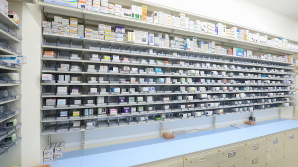 スギ薬局　いみずの小杉店の薬棚