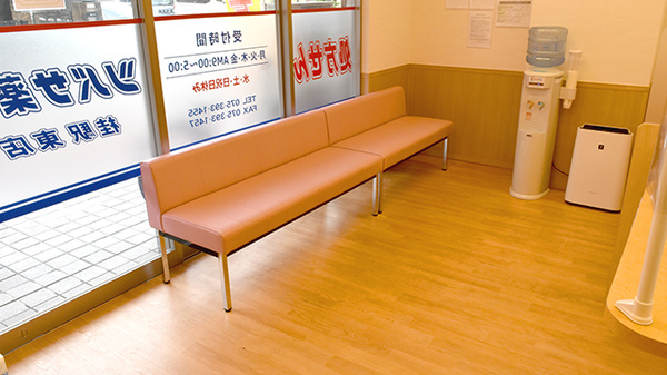 ツバサ薬局　桂駅東店の待合スペース