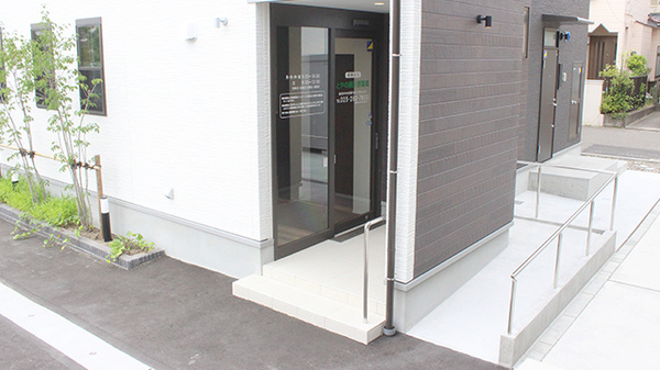 とやの網川原薬局の入口