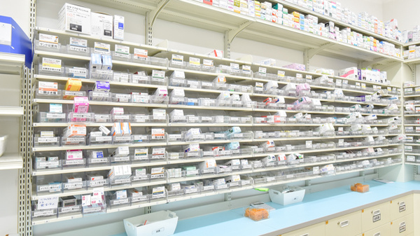 スギ薬局　宝塚南店の薬棚