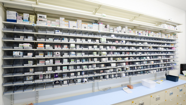 スギ薬局　大津中央店の薬棚