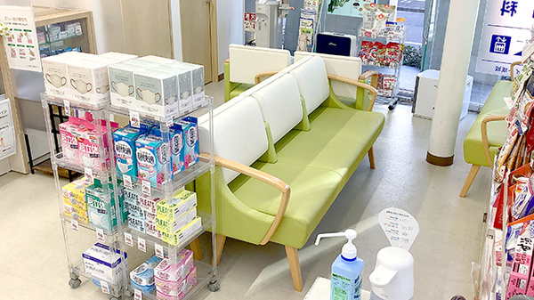 あけぼの薬局　成城学園前店の待合スペース