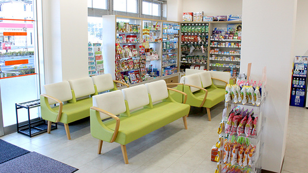 あけぼの薬局　幕張店の待合スペース