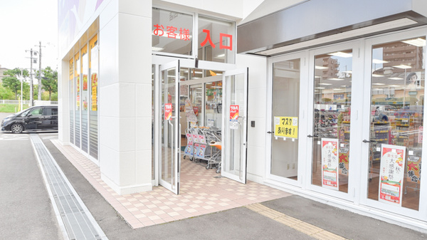 調剤薬局ツルハドラッグ仙台泉中央3丁目店の入口