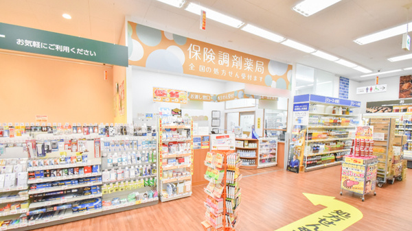 調剤薬局ツルハドラッグ仙台泉中央3丁目店の入口
