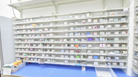 調剤薬局ツルハドラッグ仙台泉中央3丁目店の薬棚