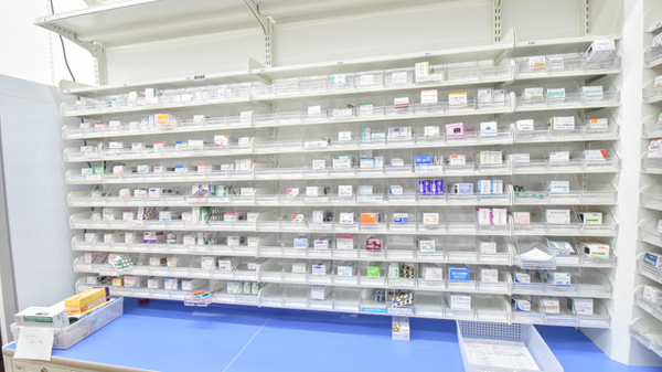 調剤薬局ツルハドラッグ仙台泉中央3丁目店の薬棚