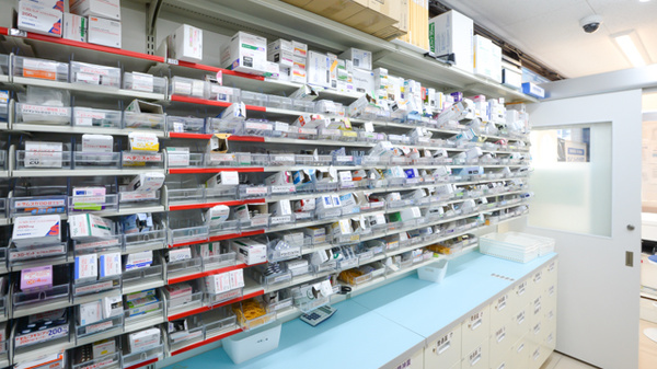 ウォンツ　十日市薬局の薬棚