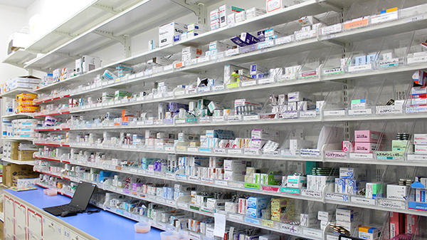 薬局くすりの福太郎　本中山4丁目店の薬棚