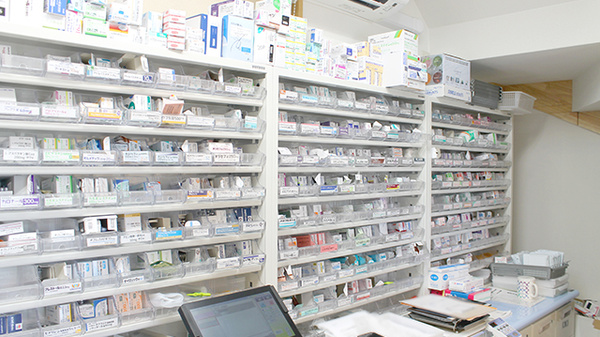 乙訓調剤薬局　花山店の薬棚