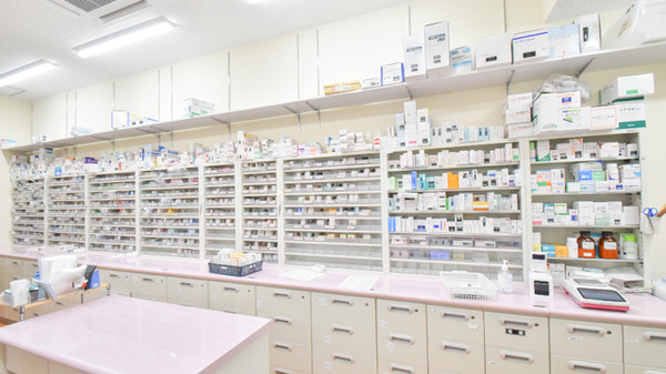 キリン堂薬局　王寺駅前店の薬棚