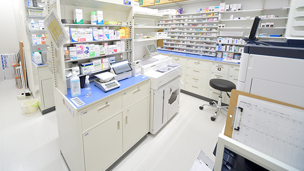 調剤薬局ツルハドラッグ　国立店の調剤室