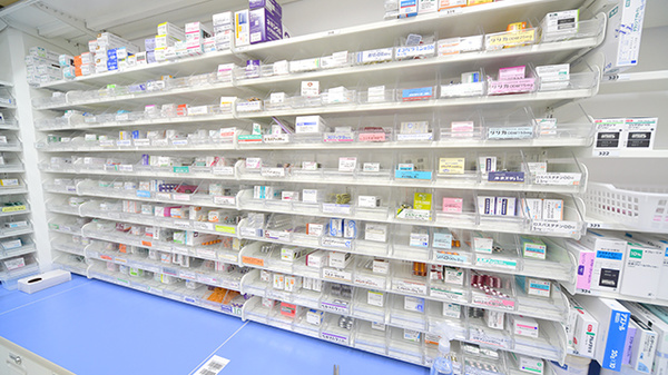 調剤薬局ツルハドラッグ　国立店の薬棚