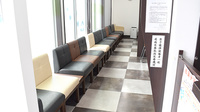 ポプラ薬局久米田店の待合スペース