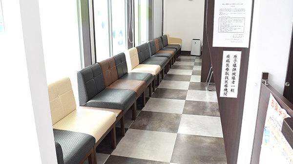 ポプラ薬局久米田店の待合スペース
