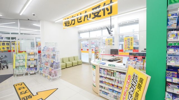 スギ薬局　猪高台店の入口