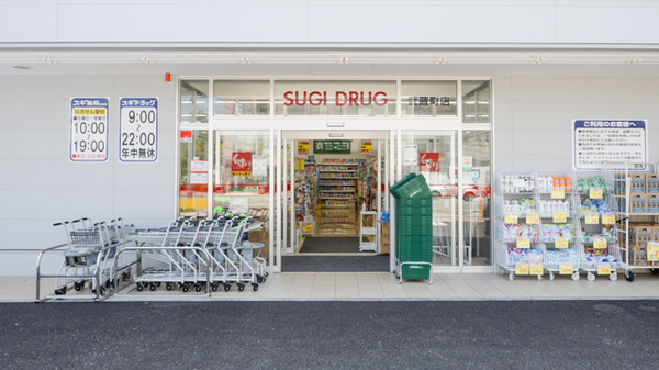 スギ薬局　武蔵町店の入口